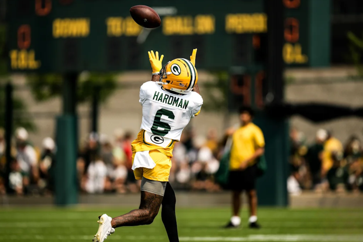 Recém-chegado ao elenco dos Packers, o wide receiver e retornador Mecole Hardman vem impressionando nos treinos com sua inteligência em campo e velocidade estratégica.